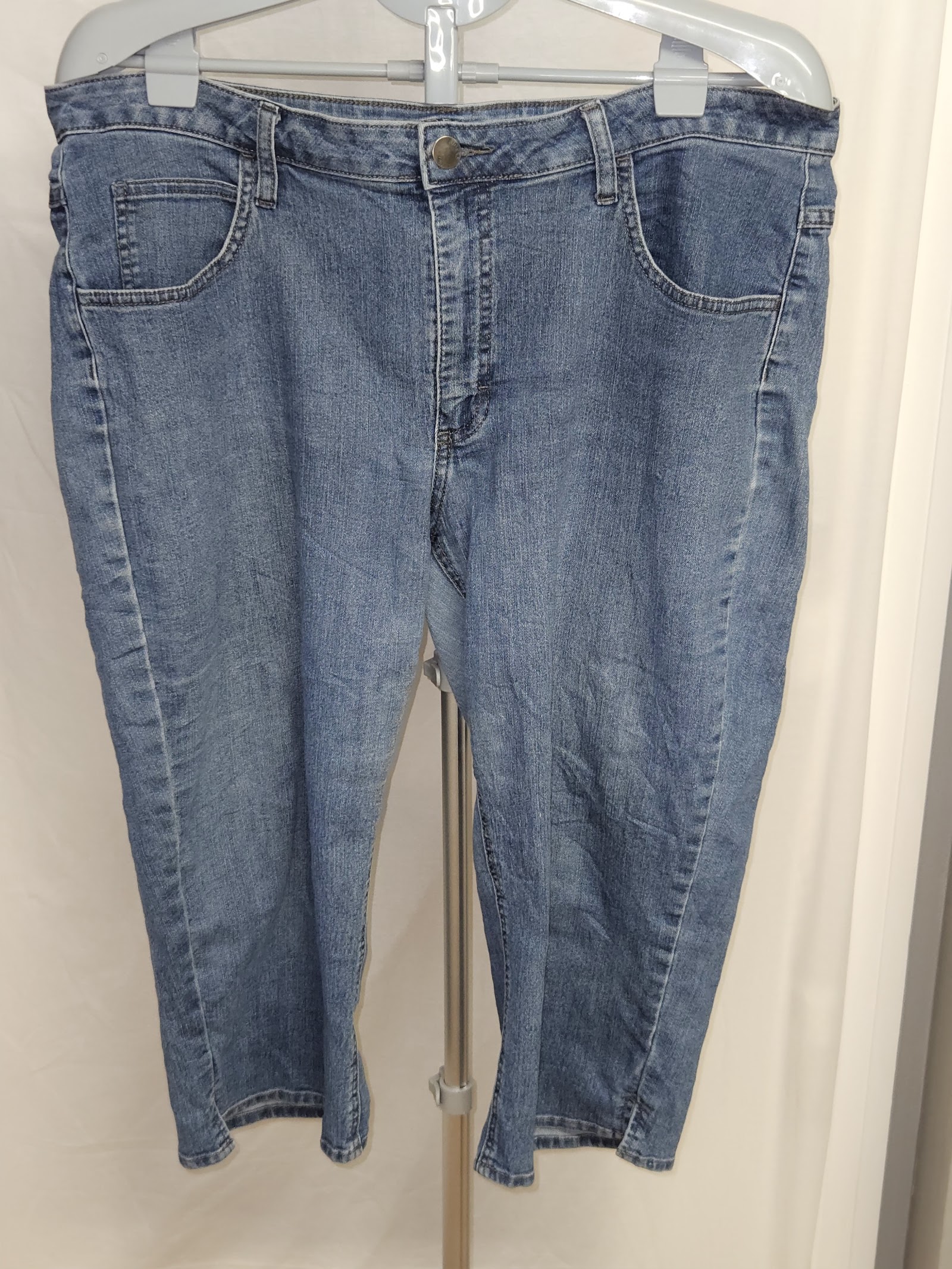 Riders by Lee Light Blue Five Pocket Capri Jeans
