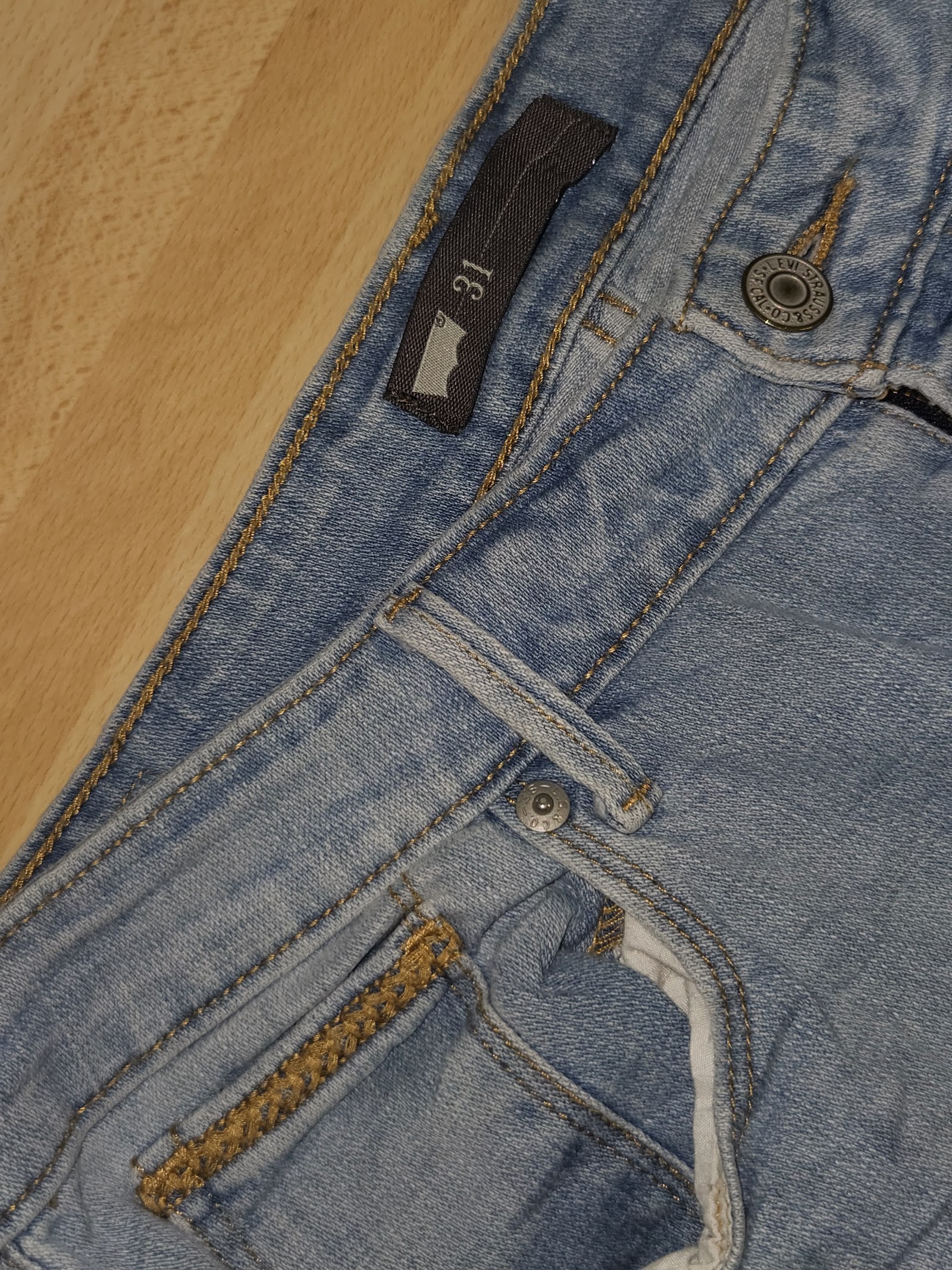 Genuine Levi's Light Wash Cropped Jeans with Braided Pocket Trim, W31, photo 3