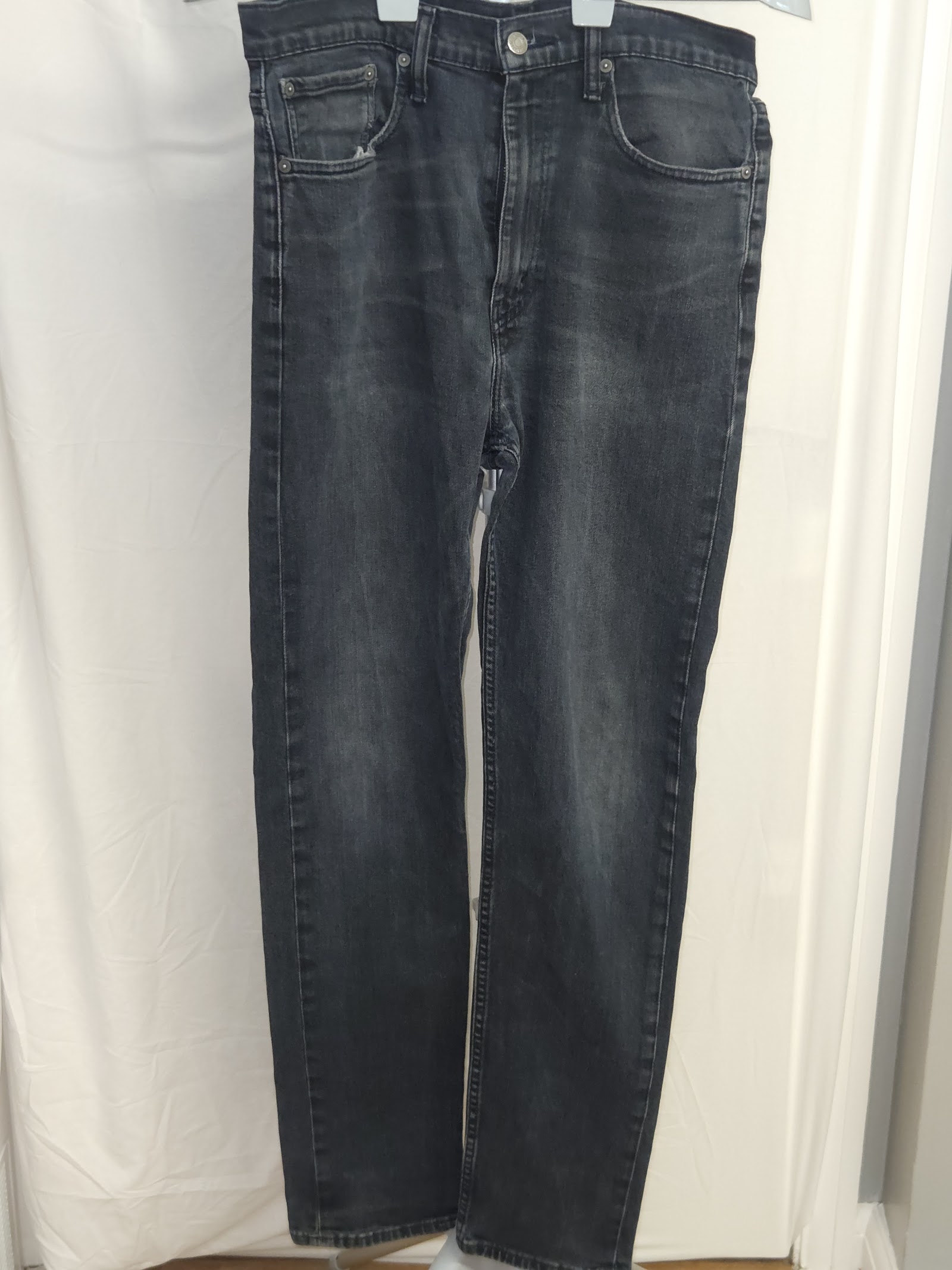 Levi’s 522 dark-wash slim-taper jeans