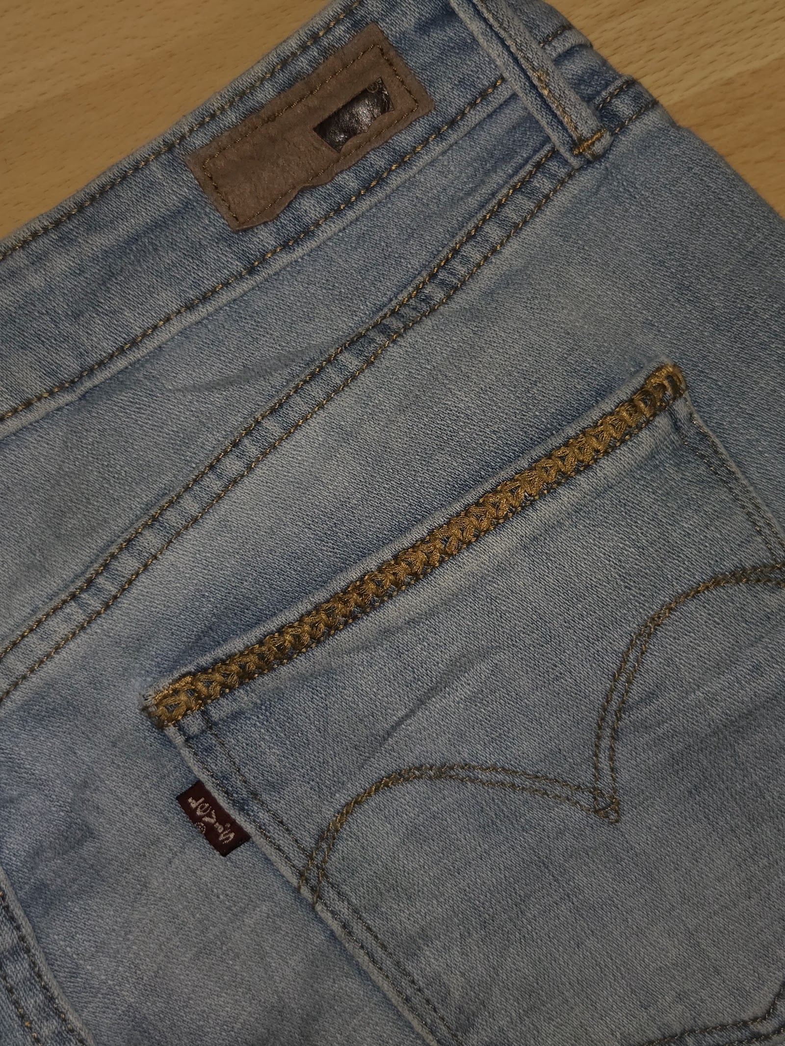 Genuine Levi's Light Wash Cropped Jeans with Braided Pocket Trim, W31, photo 5