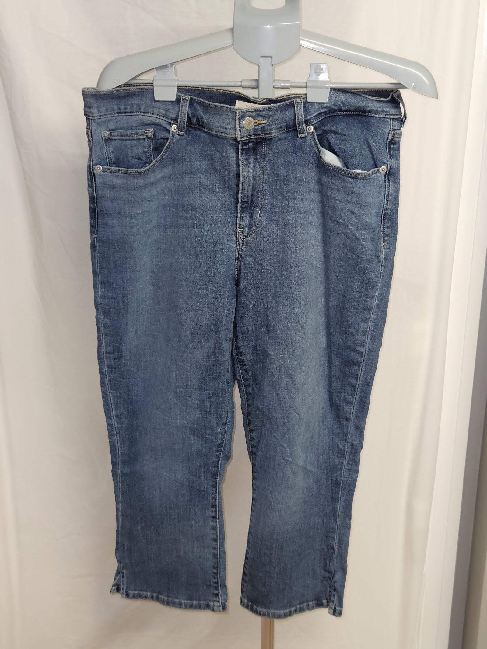 Levi's Classic Capri Mid Blue Jeans