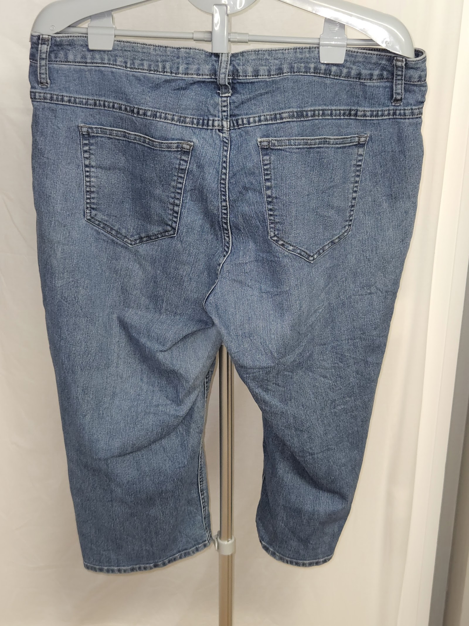Genuine Riders by Lee Light Blue Five Pocket Capri Jeans, Measured UK 16 Medium, photo 2
